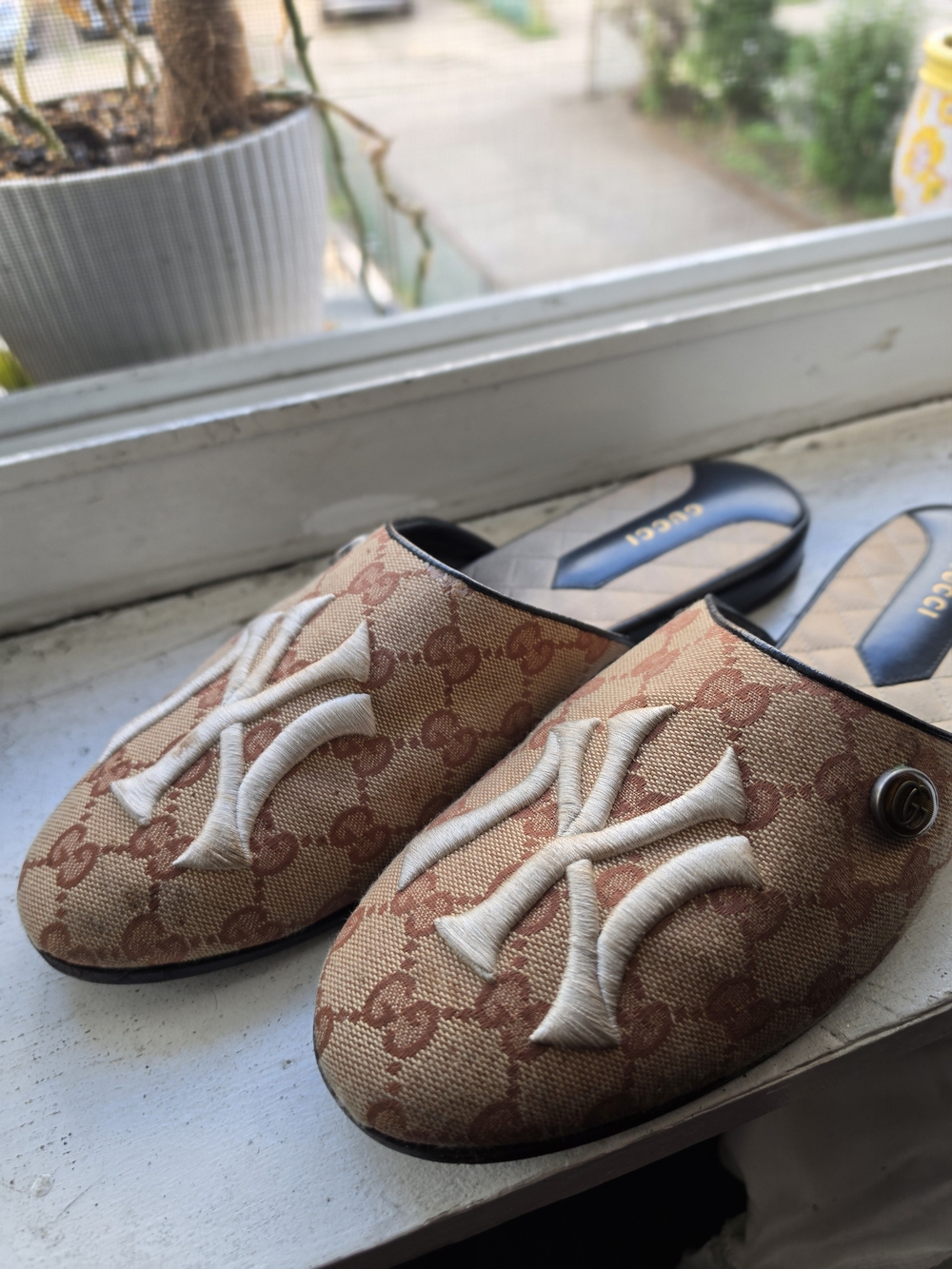 Gucci x NY Yankees GG Canvas Slipper Mules - Men's Size US 6.5